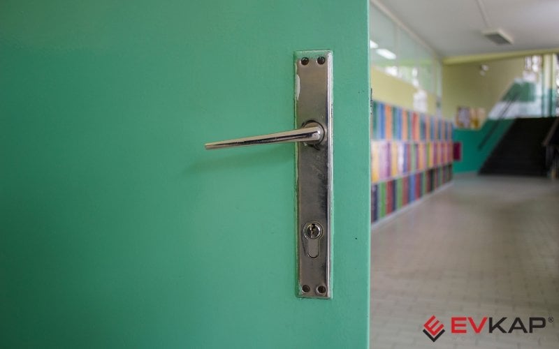 Okullarda Yangına Dayanıklı Kapı Kullanımı Neden Zorunlu Hale Geldi?